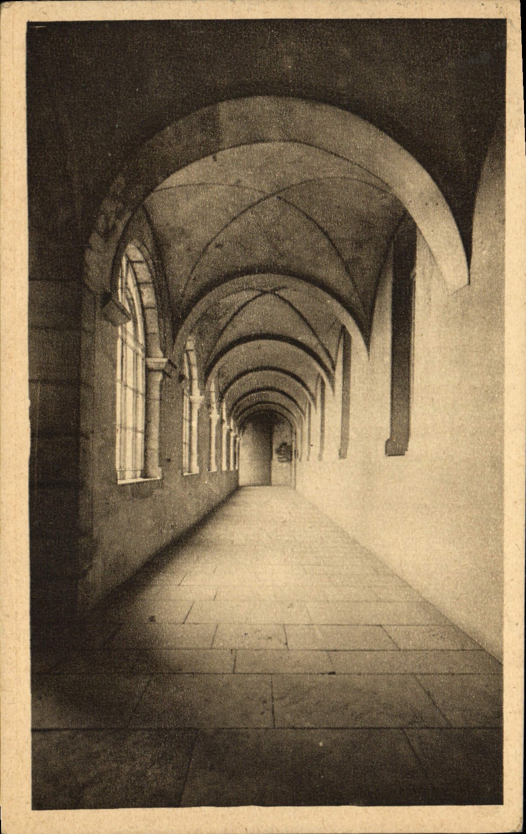 VINTAGE POSTCARD St Marie Of Pierre Who Transfers the cloister