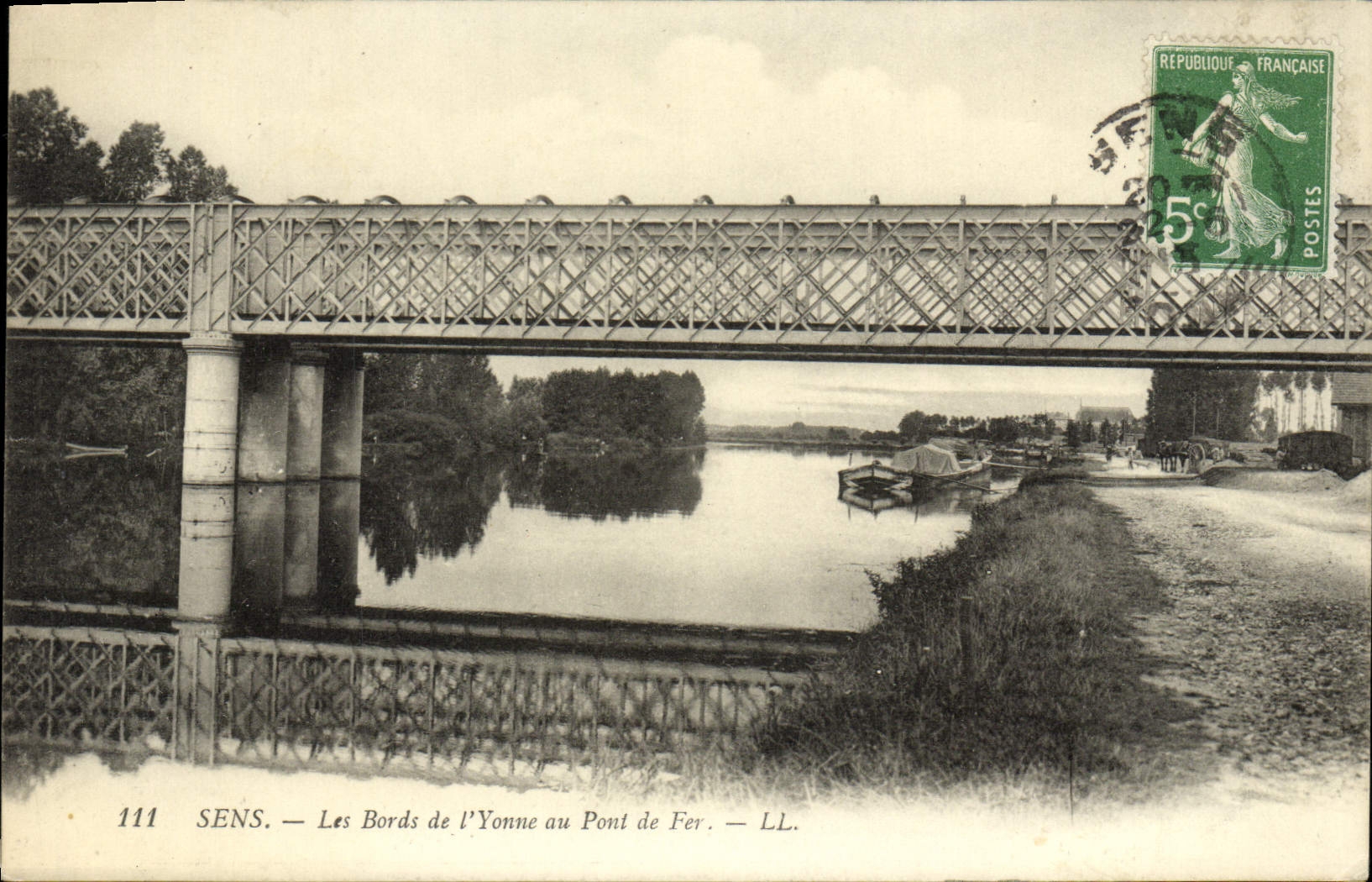 La POSTAL de la VENDIMIA Sens afila de I Yonne al puente del hierro
