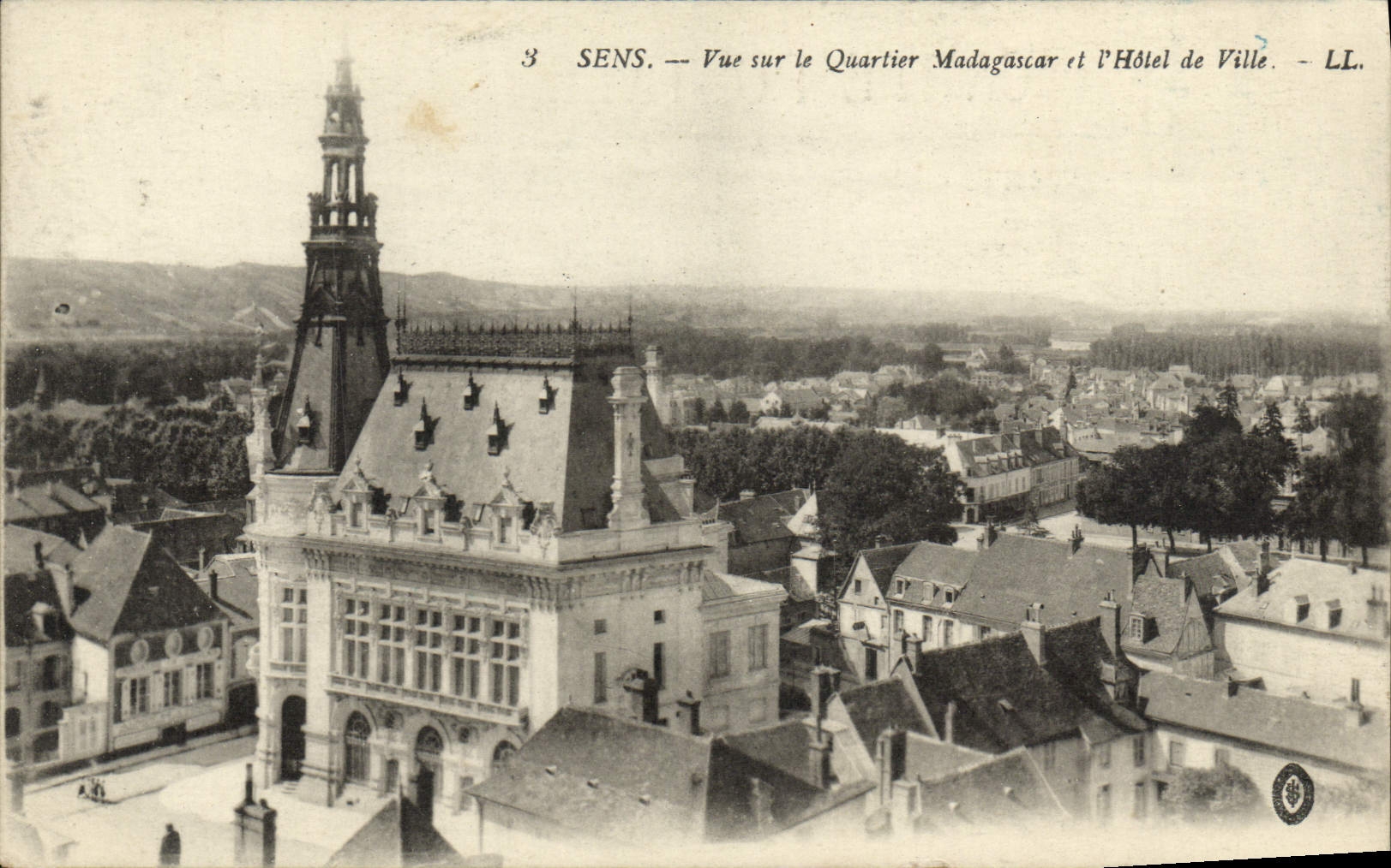 CPA Sens Vue sur le Quartier Madagascar et l'hotel de ville 