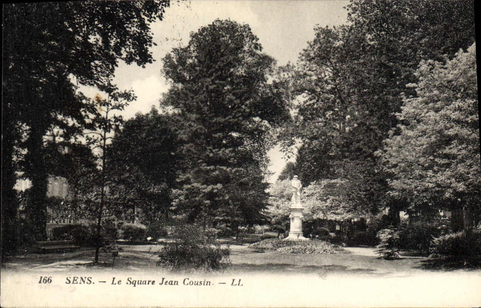 CPA Sens Le Square Jean Cousin