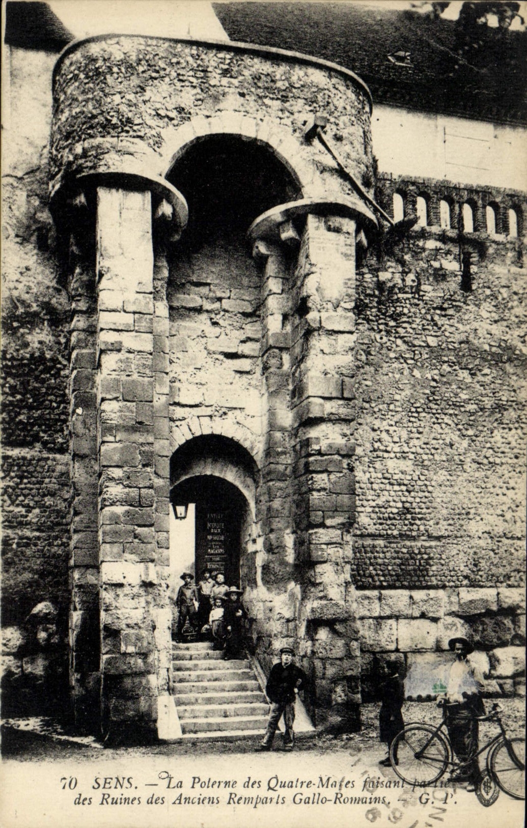 CPA Sens La Poterne des Quatre Mares faisant partie des ruines des anciens remparts gallo romains Enfants Velo Cycle 