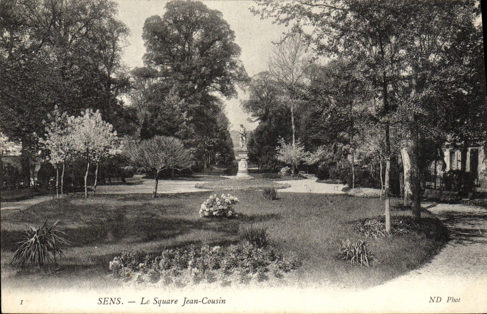 CPA Sens Le Square Jean Cousin