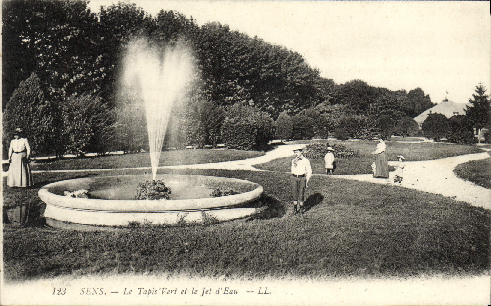 VINTAGE POSTCARD Sens the Green Carpet and the water Jet