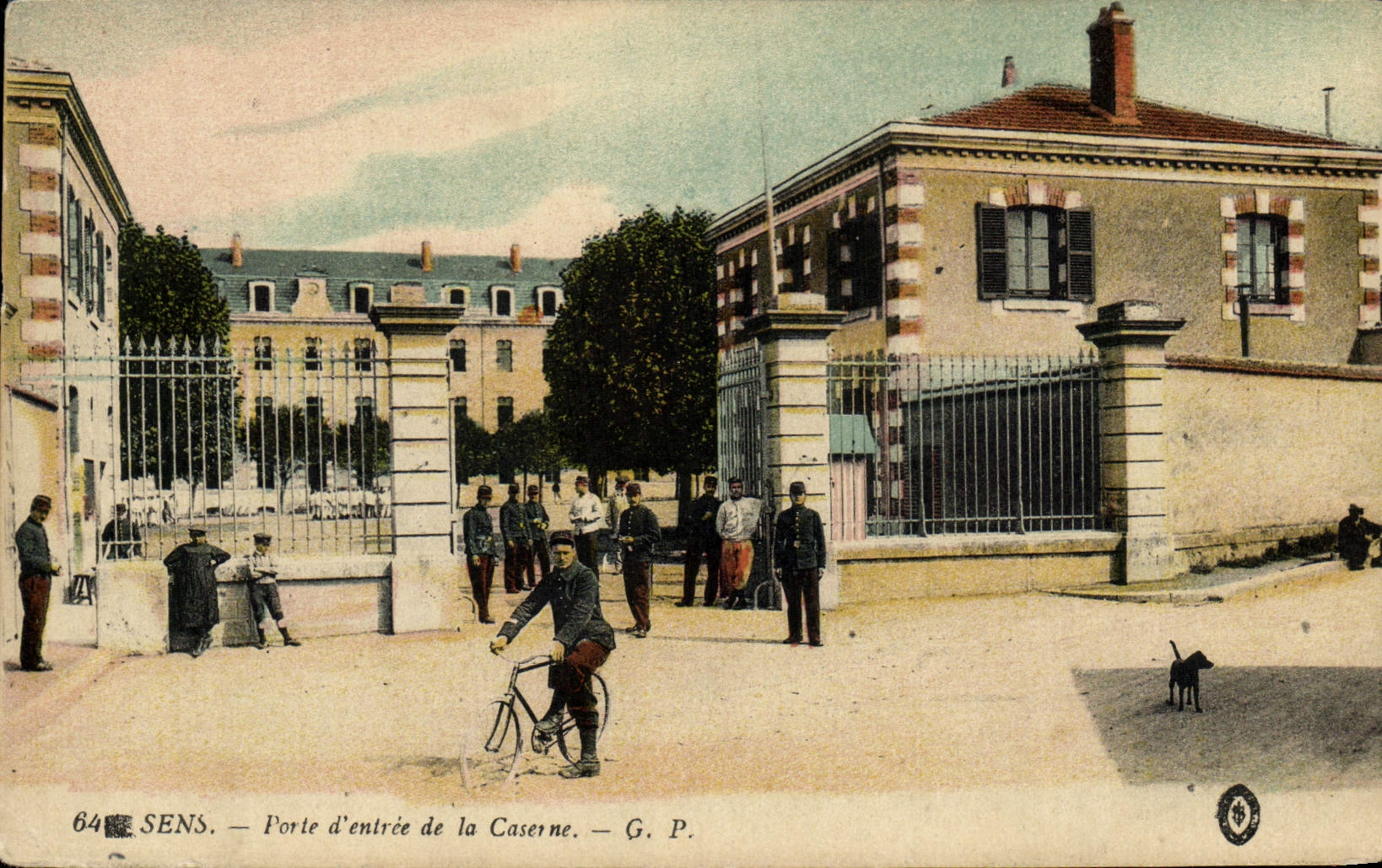 CPA Sens Porte d'entree de la Caserne Militaria