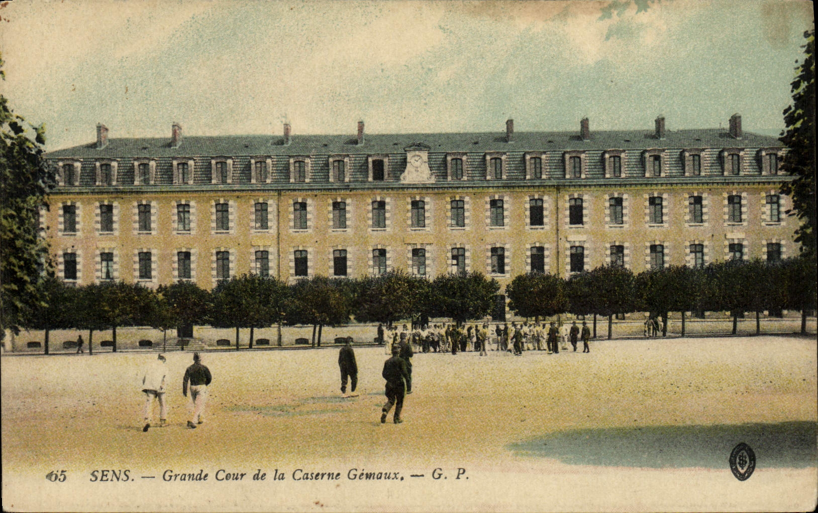CPA Sens Grande Cour de la Caserne Gemaux militaria