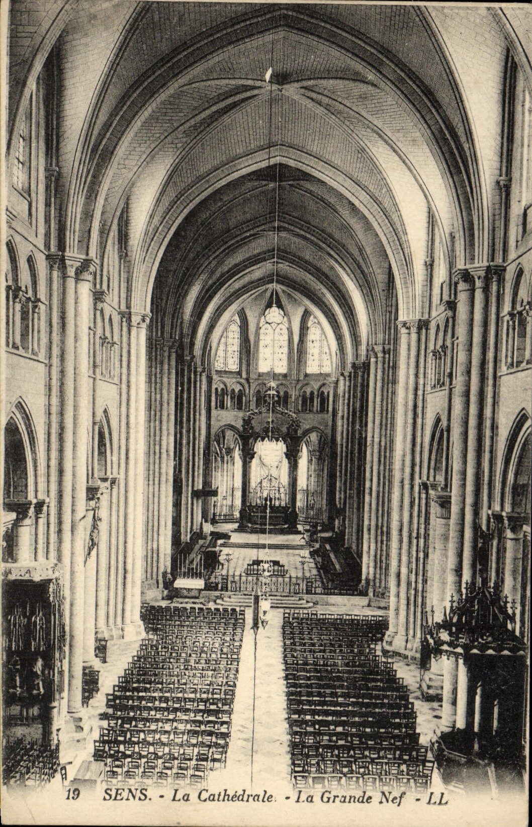 CPA Sens La Cathedrale La Grande nef