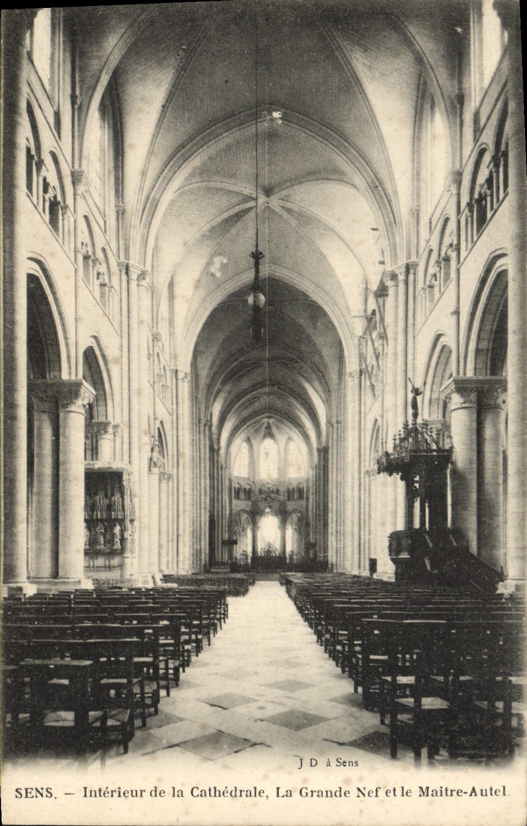 CPA Sens Interieur de la Cathedrale La grande nef et le maitre autel