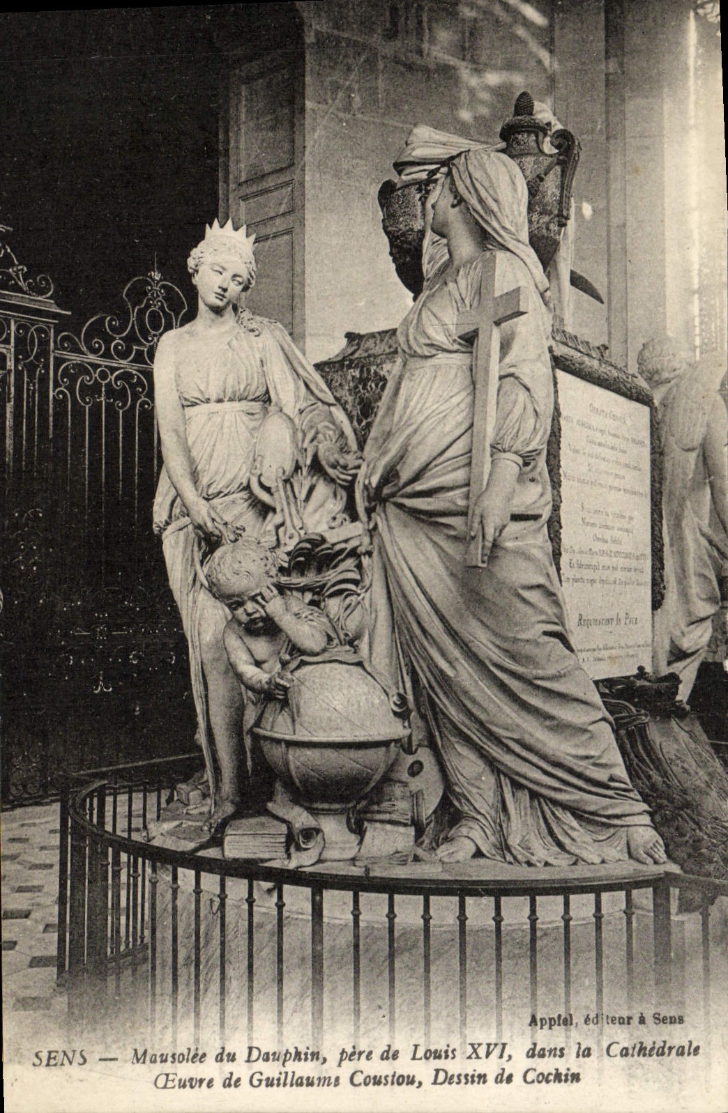 CPA Sens Mausolee du Dauphin pere de Louis XVI dans la cathedrale