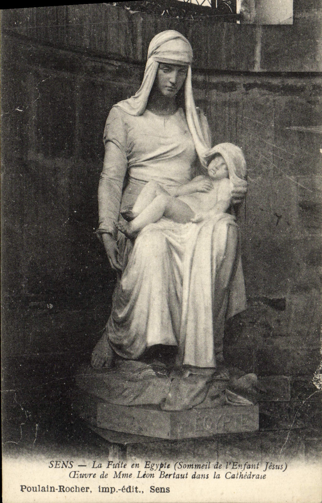 CPA Sens La Fuite en Egypte Sommeil de l'enfant Jesus Oeuvre de Mme leon Bertaut dans la cathedrale