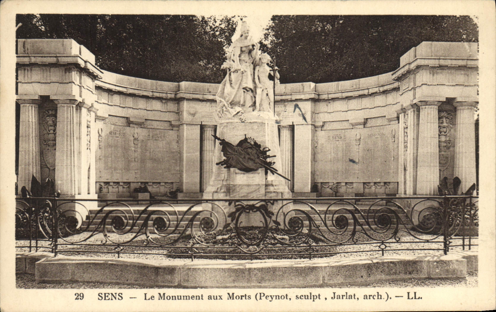 CPA Sens Le Monument aux Morts