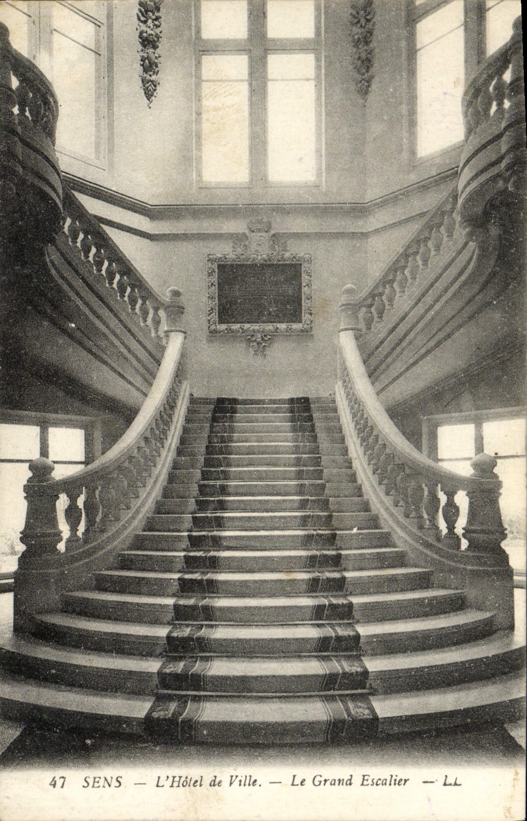 CPA Sens L'Hotel de Ville Le Grand Escalier