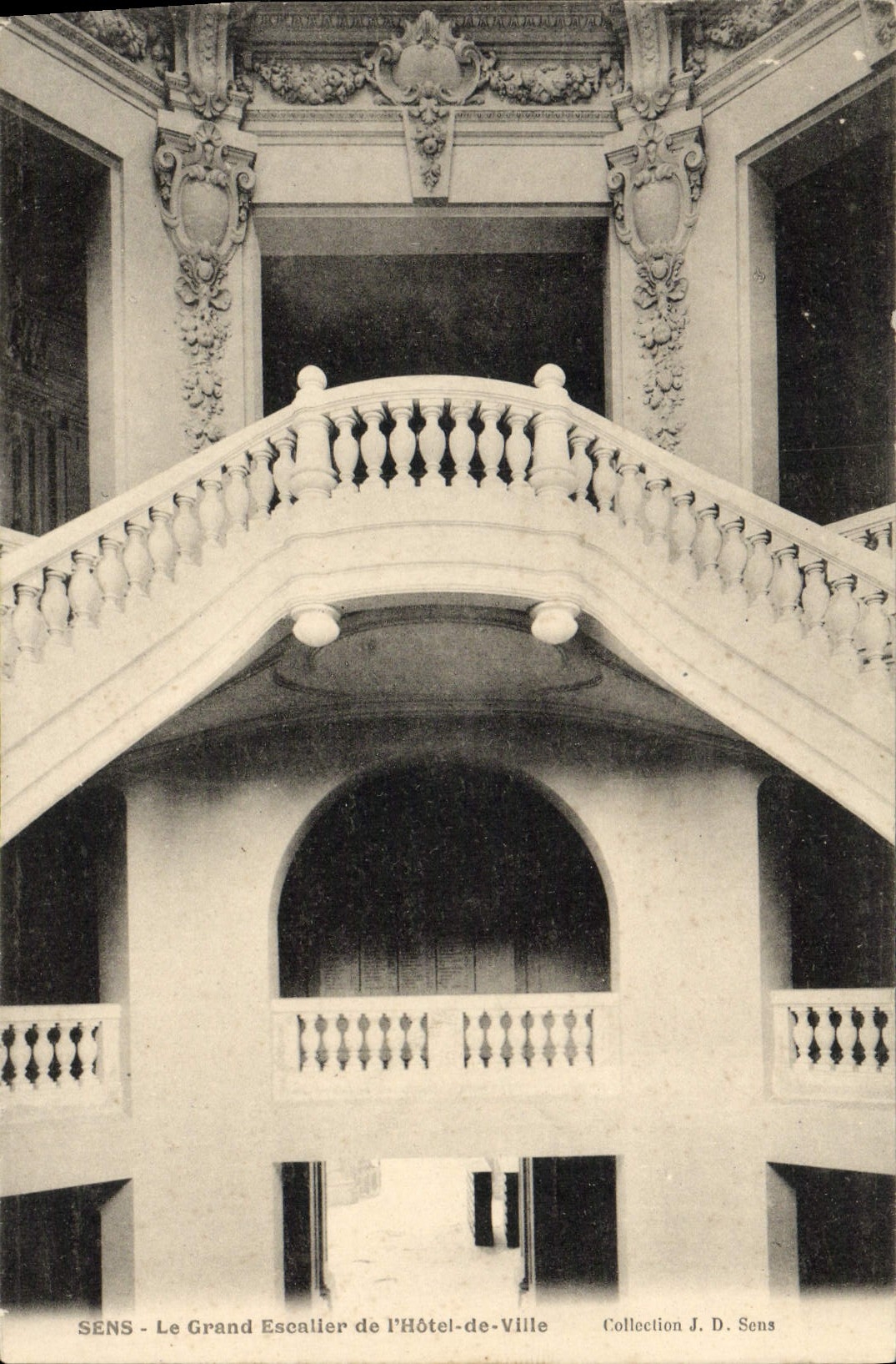 CPA Sens La Grand Escalier de l'Hotel de Ville