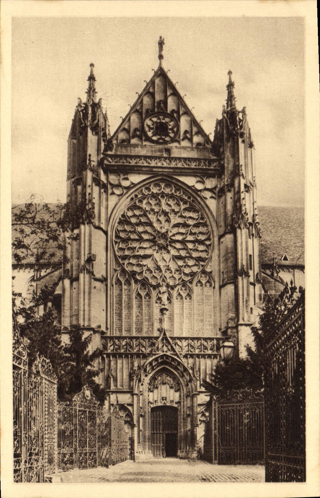 VINTAGE POSTCARD Sens the Cathedral And the Gate Brace