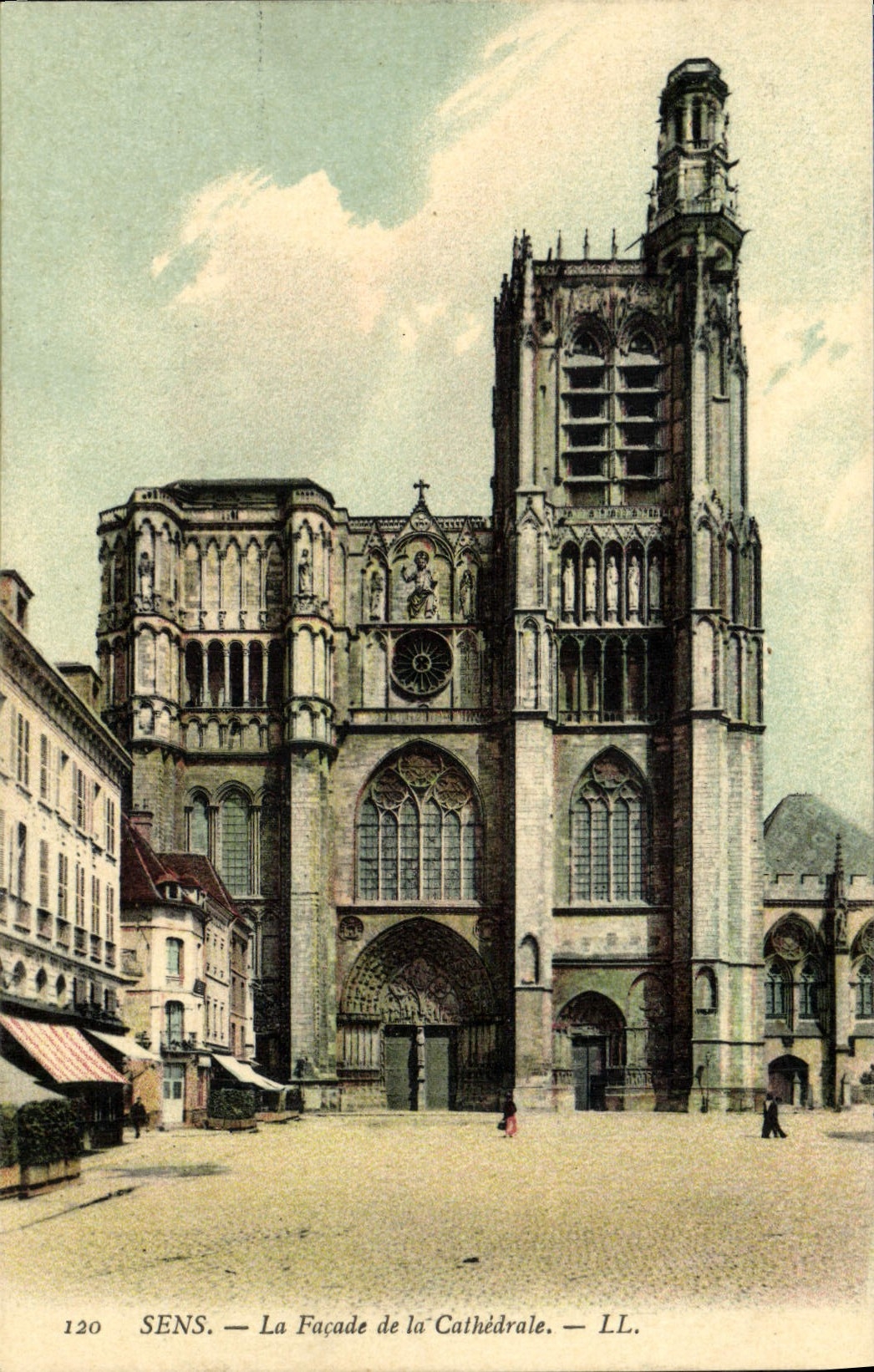 CPA Sens La Facade de la Cathedrale