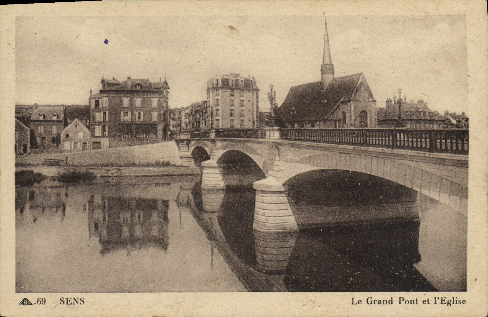 CPA Sens Le Grand Pont et l'Eglise