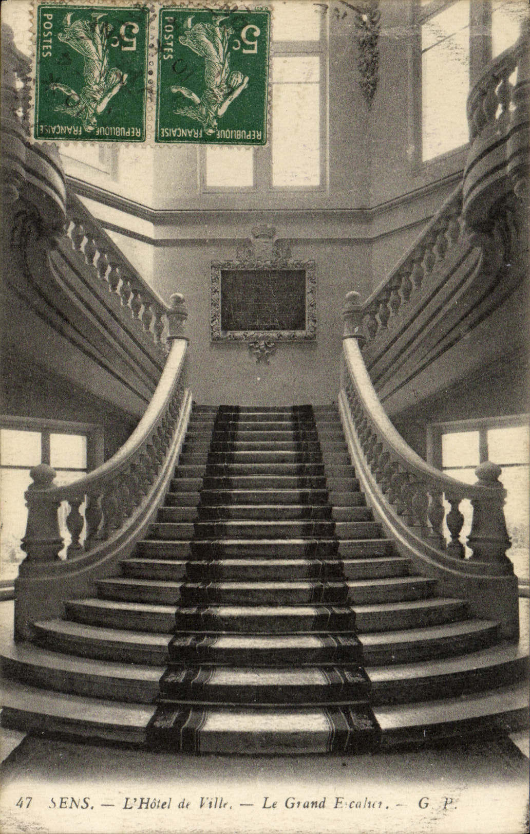 CPA Sens L'Hotel de Ville Le Grand Escalier