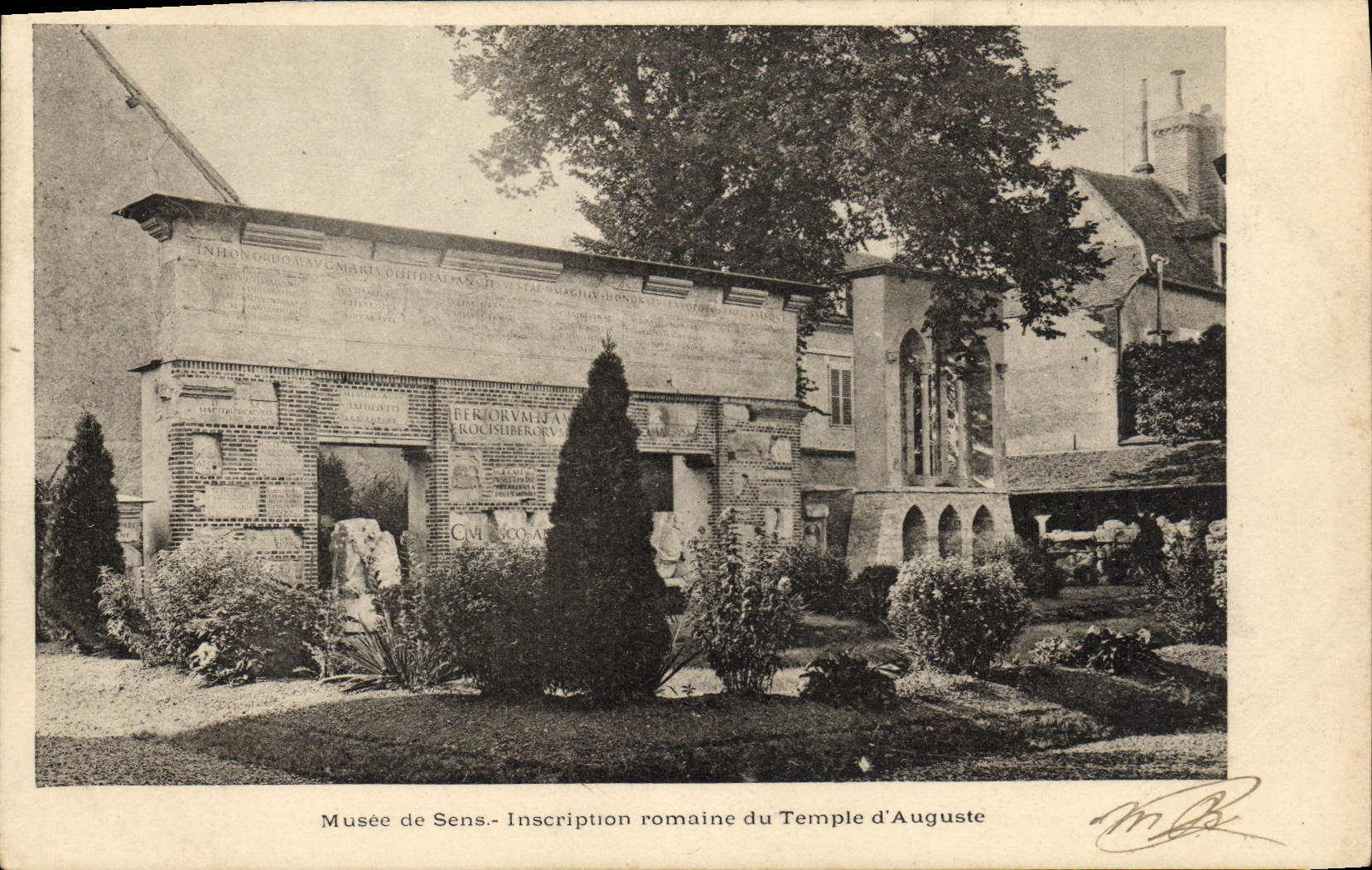 CPA Sens Musee de Sens Inscription romaine du Temple d'Auguste