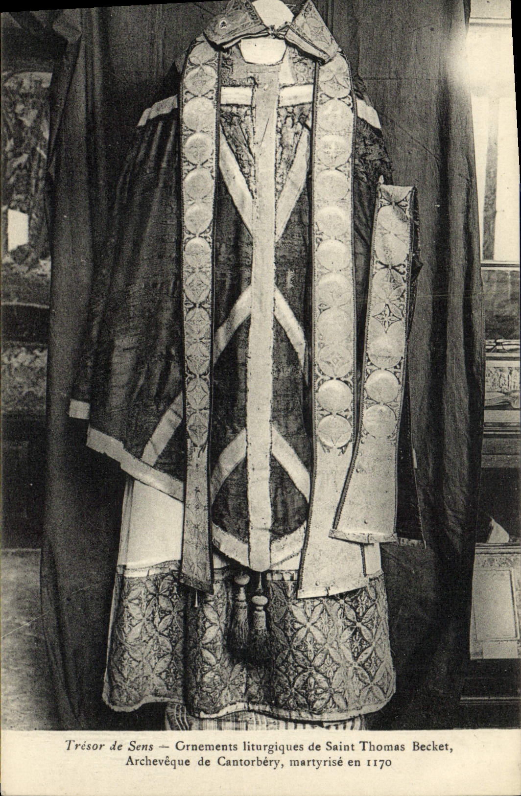 CPA Sens ornements lithurgiques de Saint Thomas Becket Archeveque de Cantorbery 