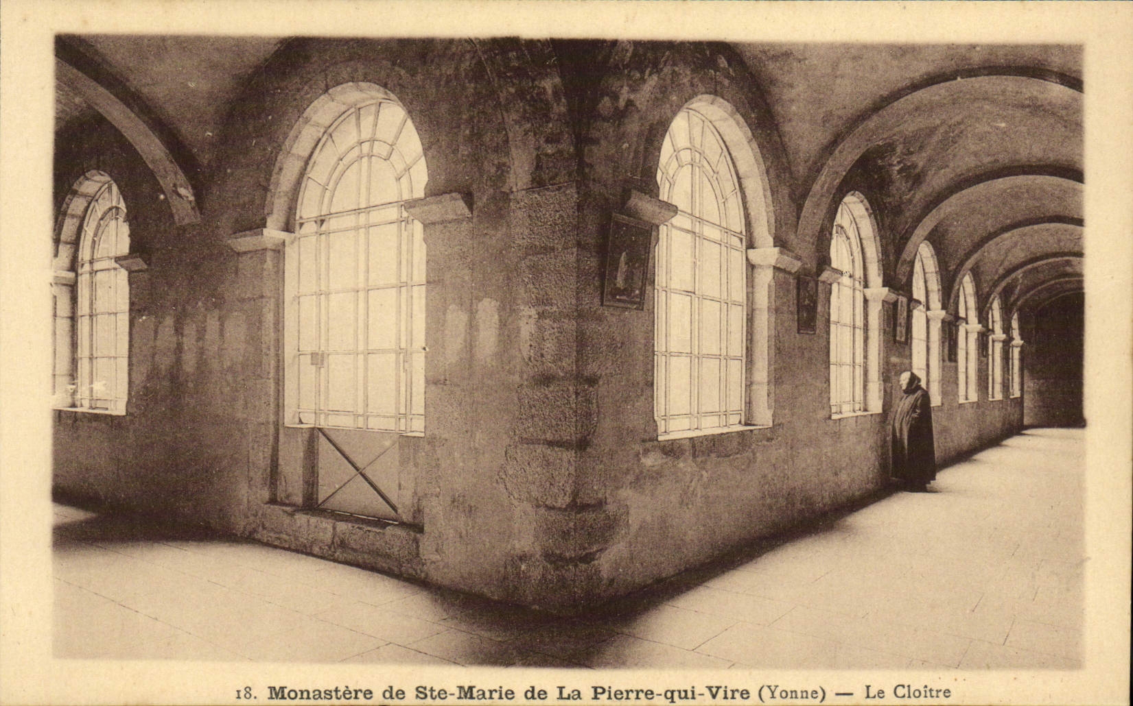 CPA Monastere de Sainte Marie de la Plerre qui Vire Le cloitre
