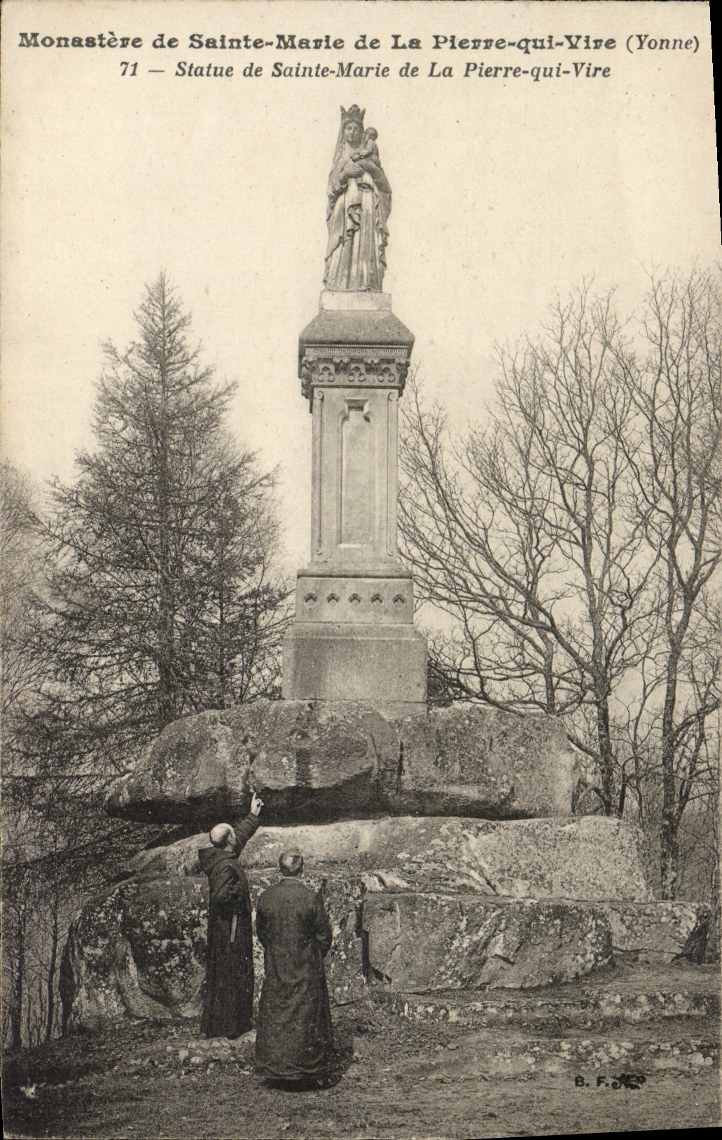CPA Monastere de Sainte Marie de la Plerre qui Vire Statue de Sainte Marie de la Pierre qui Vire Moines 