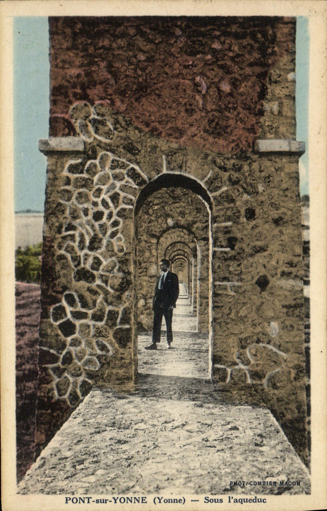 CPA Pont sur Yonne Sous l'aqueduc