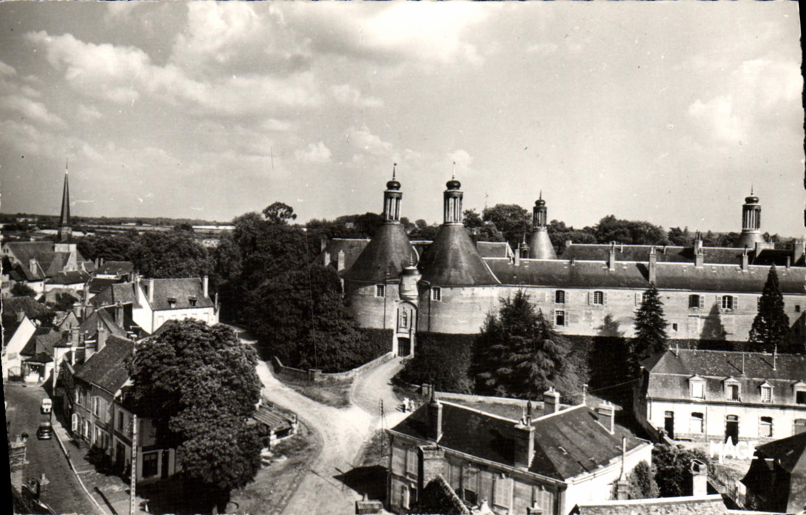 CPM St Fargeau L'Entree du chateau et l'Eglise