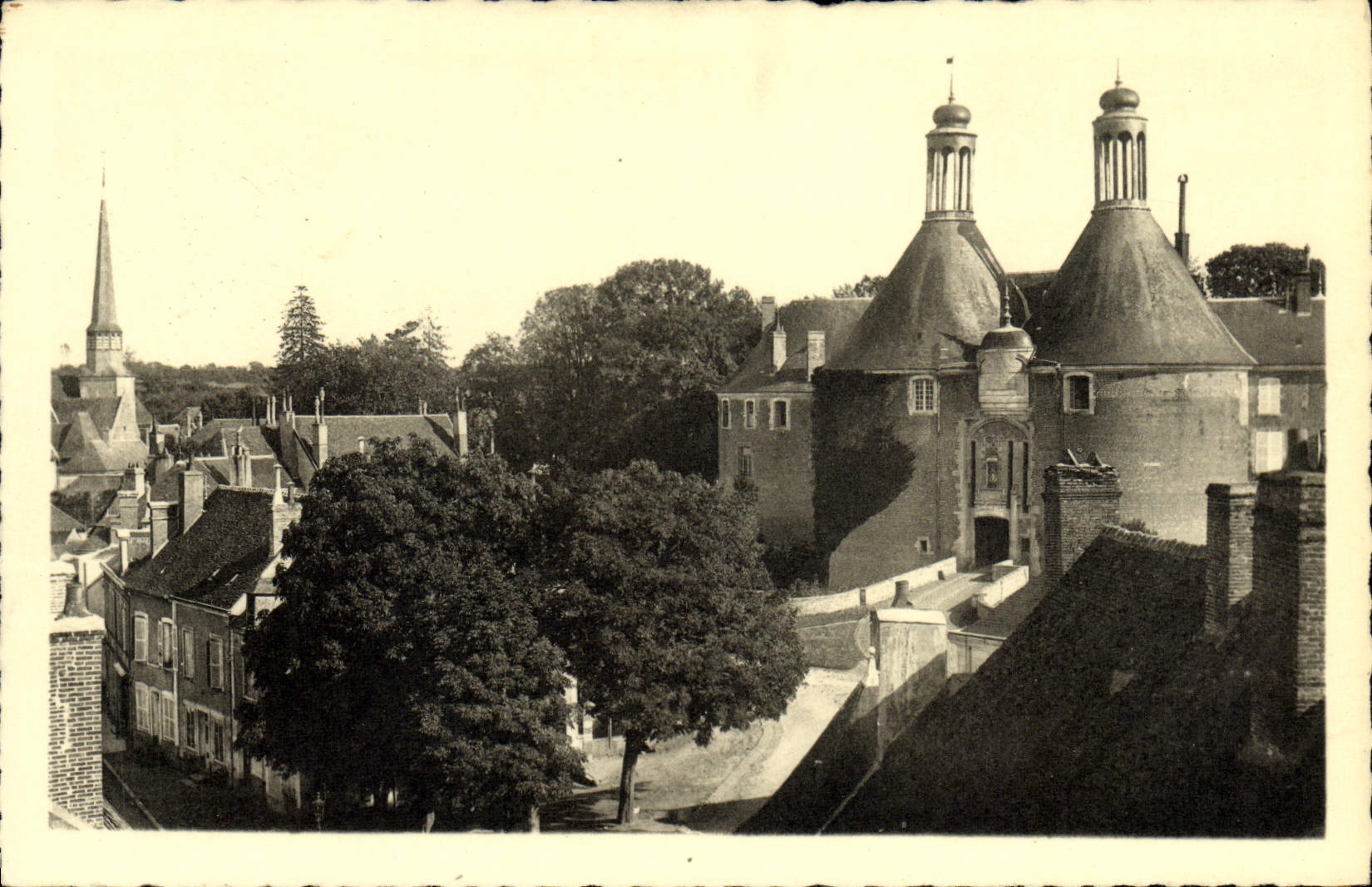 VINTAGE POSTCARD St Fargeau and the Castle