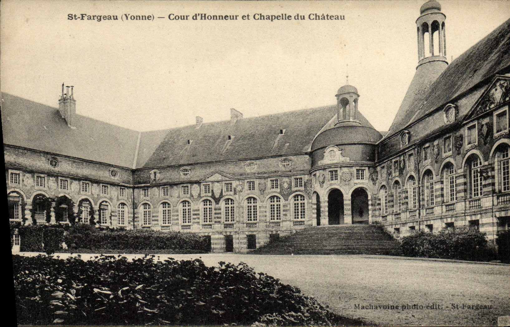 VINTAGE POSTCARD St Fargeau Main courtyard and Vault of the Castle