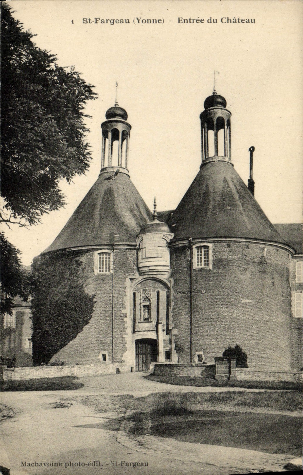 VINTAGE POSTCARD St Fargeau Entered of the Castle