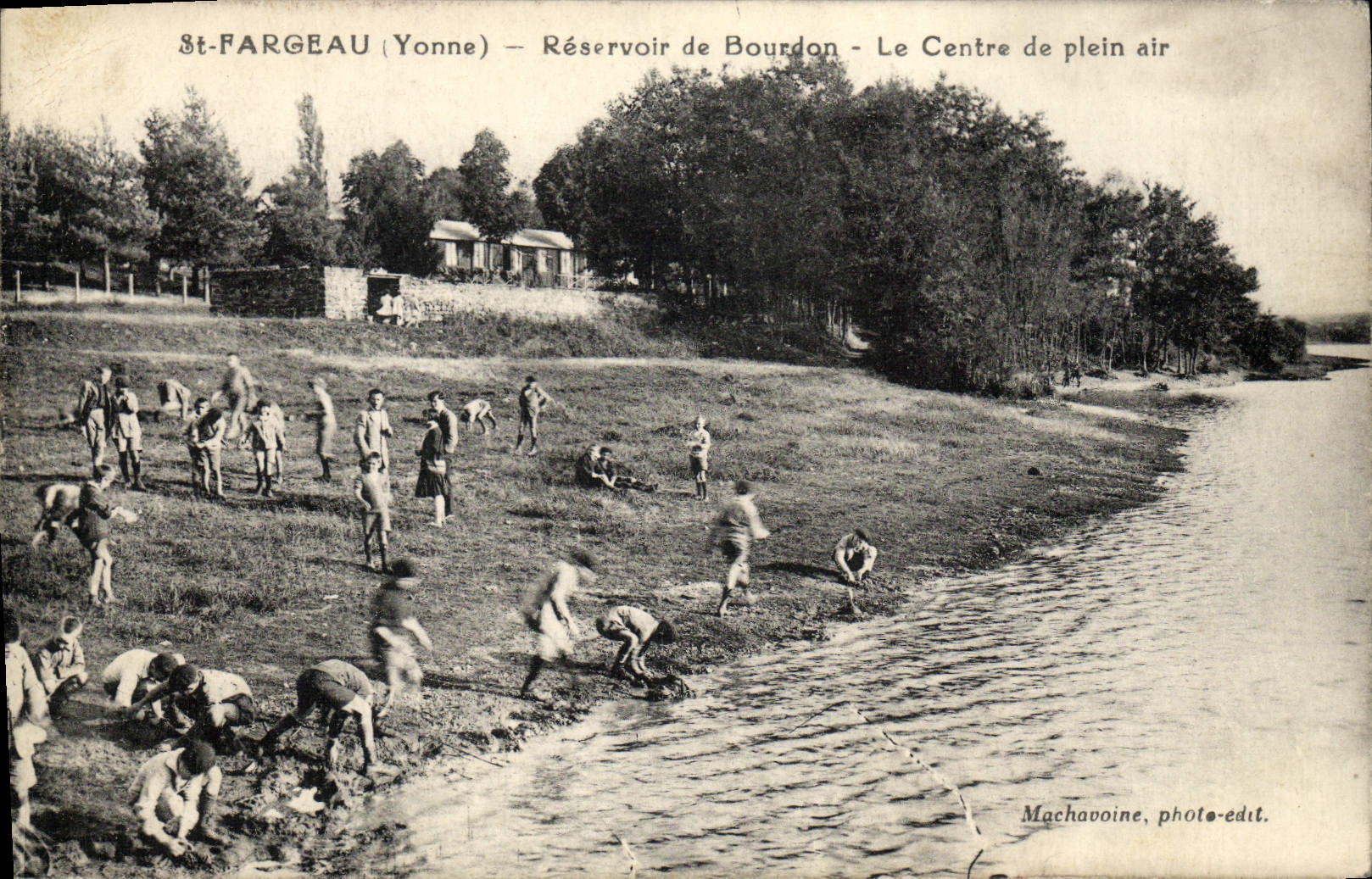 VINTAGE POSTCARD St Fargeau Tank of Bumblebee the Center of outdoor Children