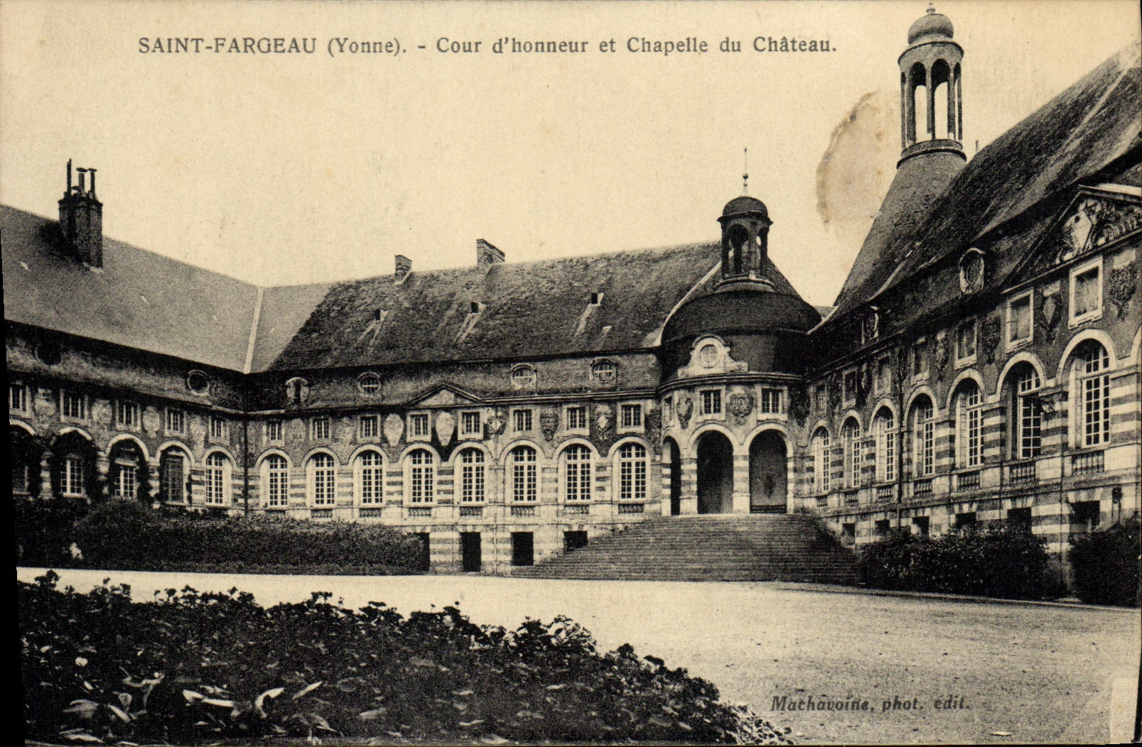 CPA St Fargeau Cour d'honneur et Chapelle du Chateau