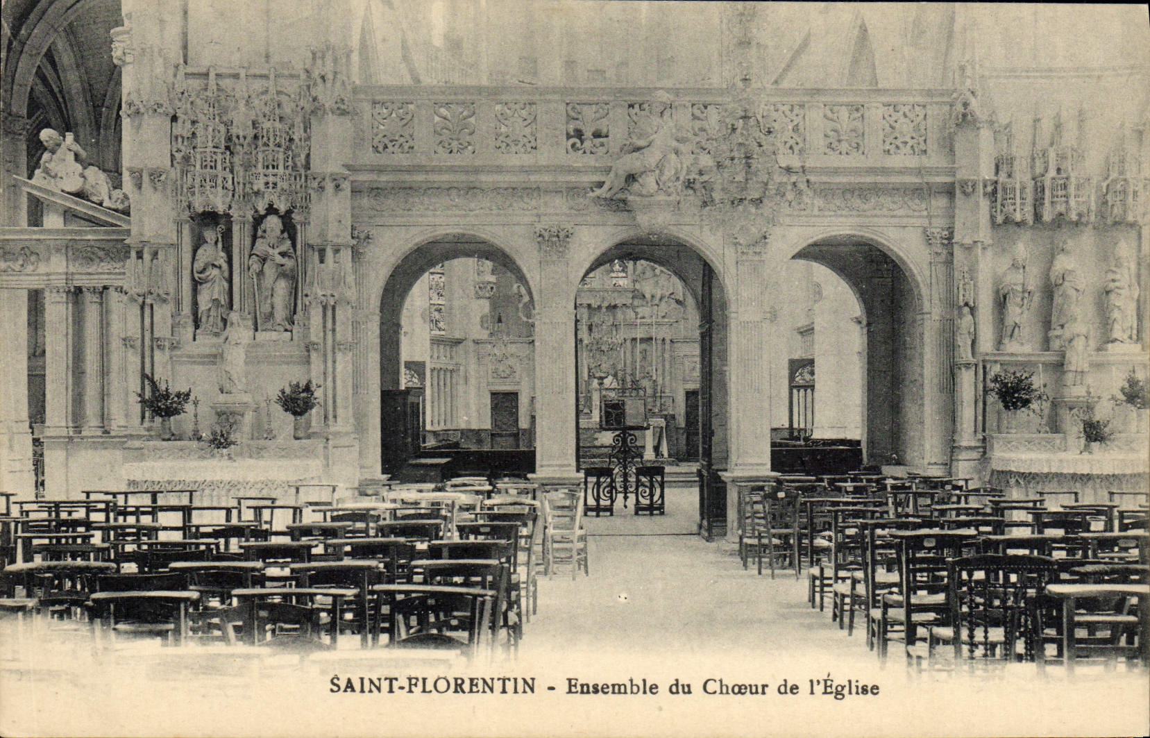 St Florentin de la POSTAL de la VENDIMIA junto del estribillo de la iglesia