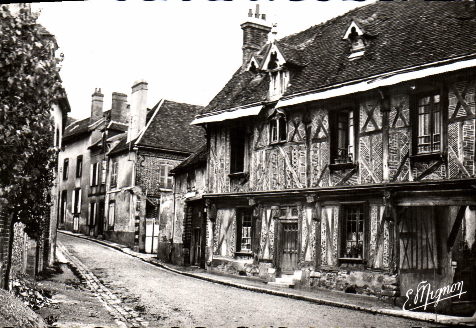 CPM St Julien du Sault Maison de Bois du 16eme
