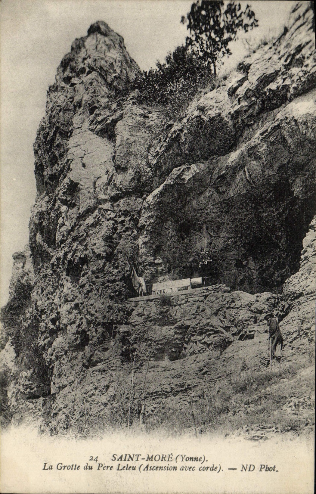 POSTAL de la VENDIMIA santa más la cueva del padre Leleu que sube con la cuerda