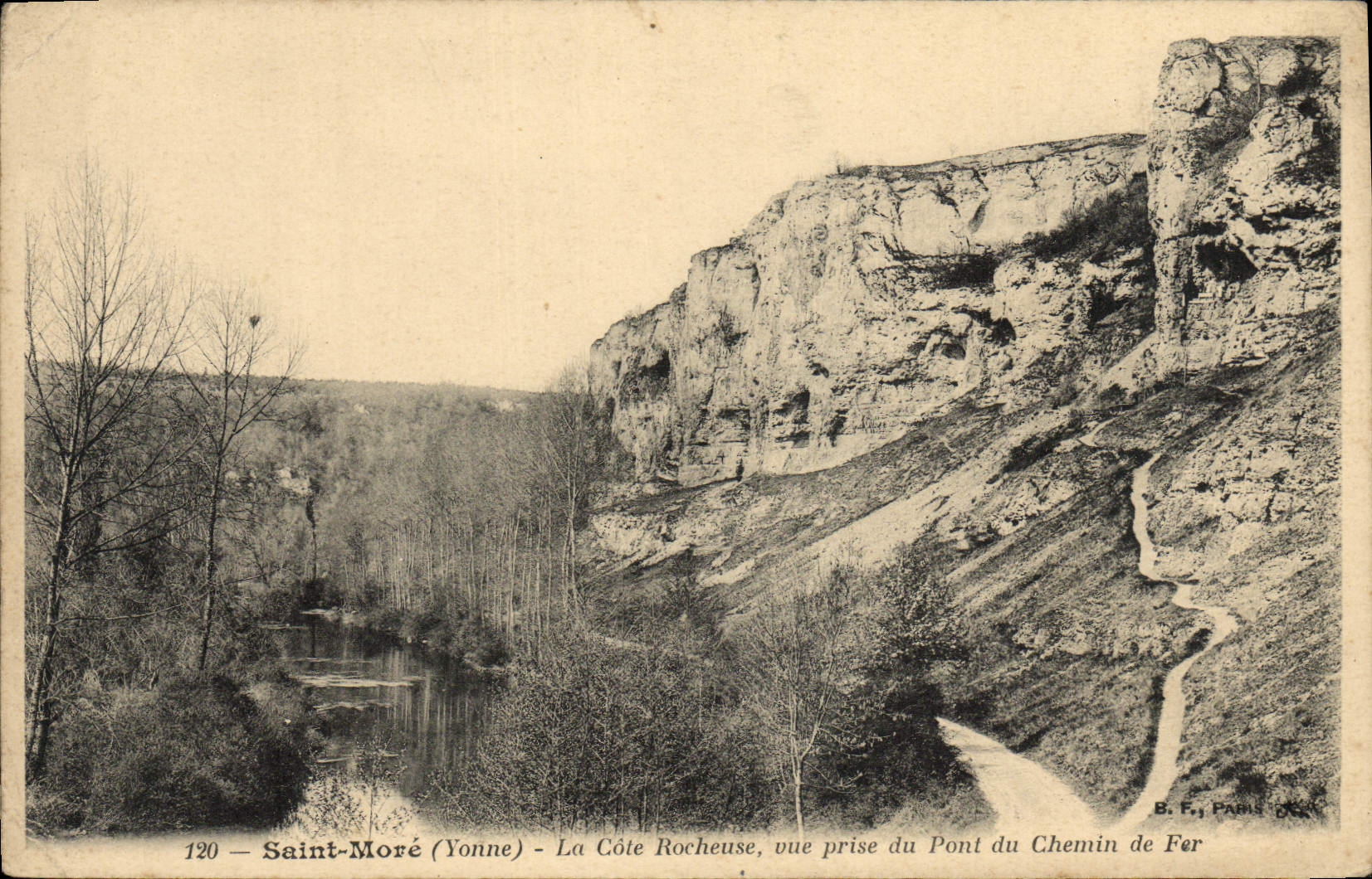 CPA Saint More La Cote Rocheuse oue prise du Pont du Chemin de fer