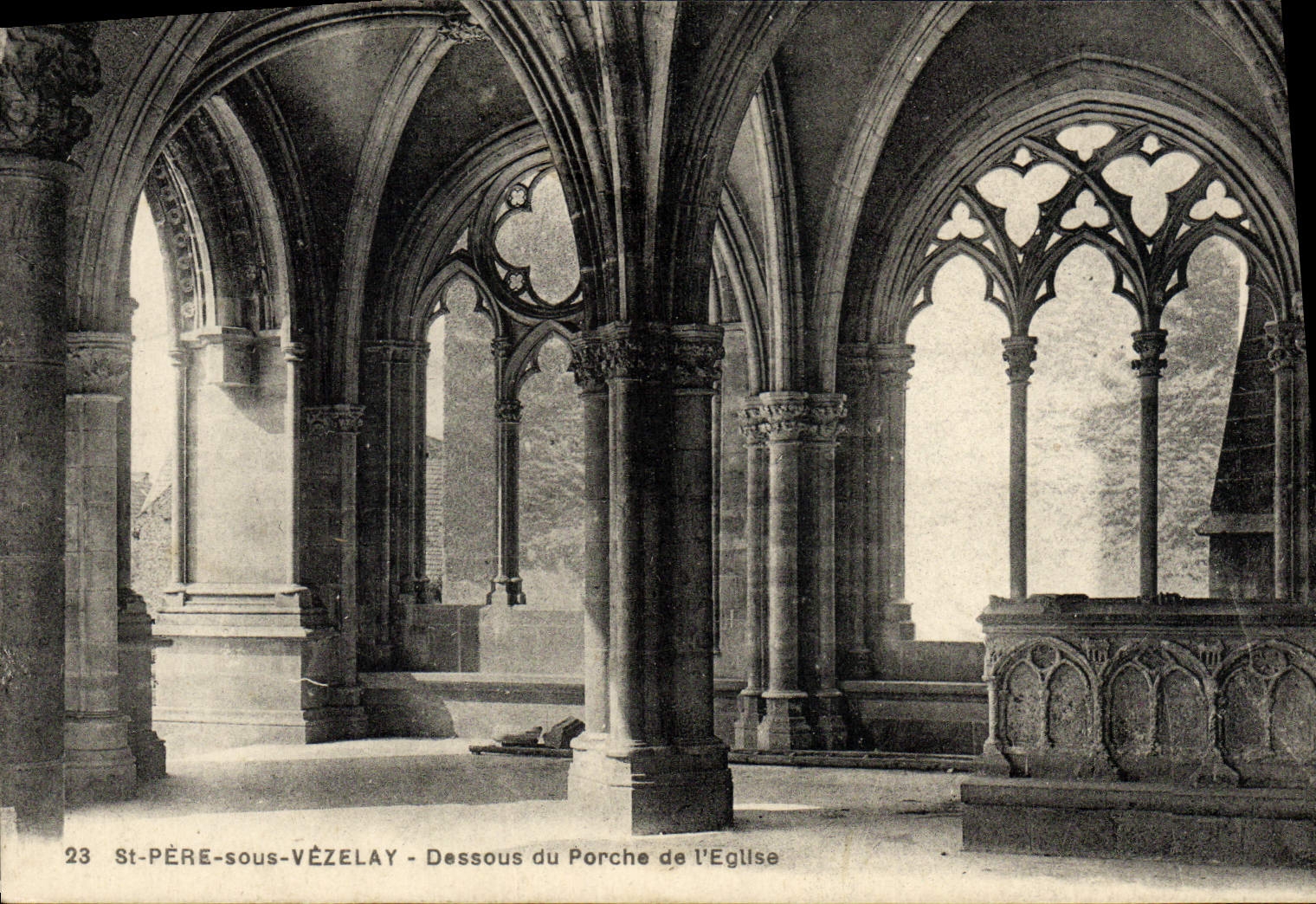 CPA Saint Pere sous Vezelay Dessous du Porche de l'Eglise