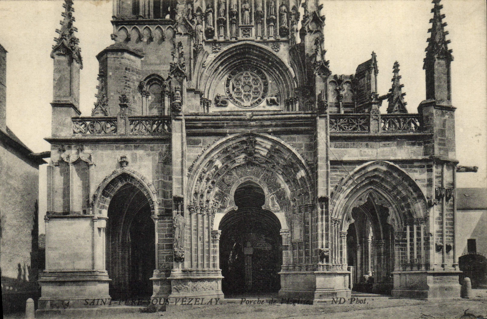 VINTAGE POSTCARD Holy Father sour Vezelay Porehe of the church