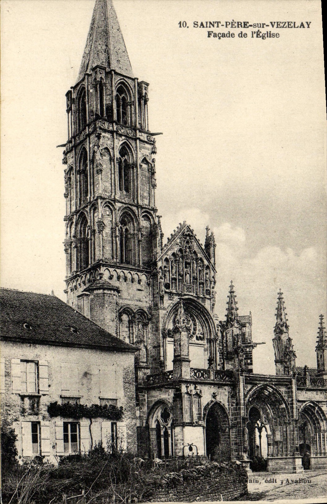 VINTAGE POSTCARD Holy Father sour Vezelay Frontage of the Church