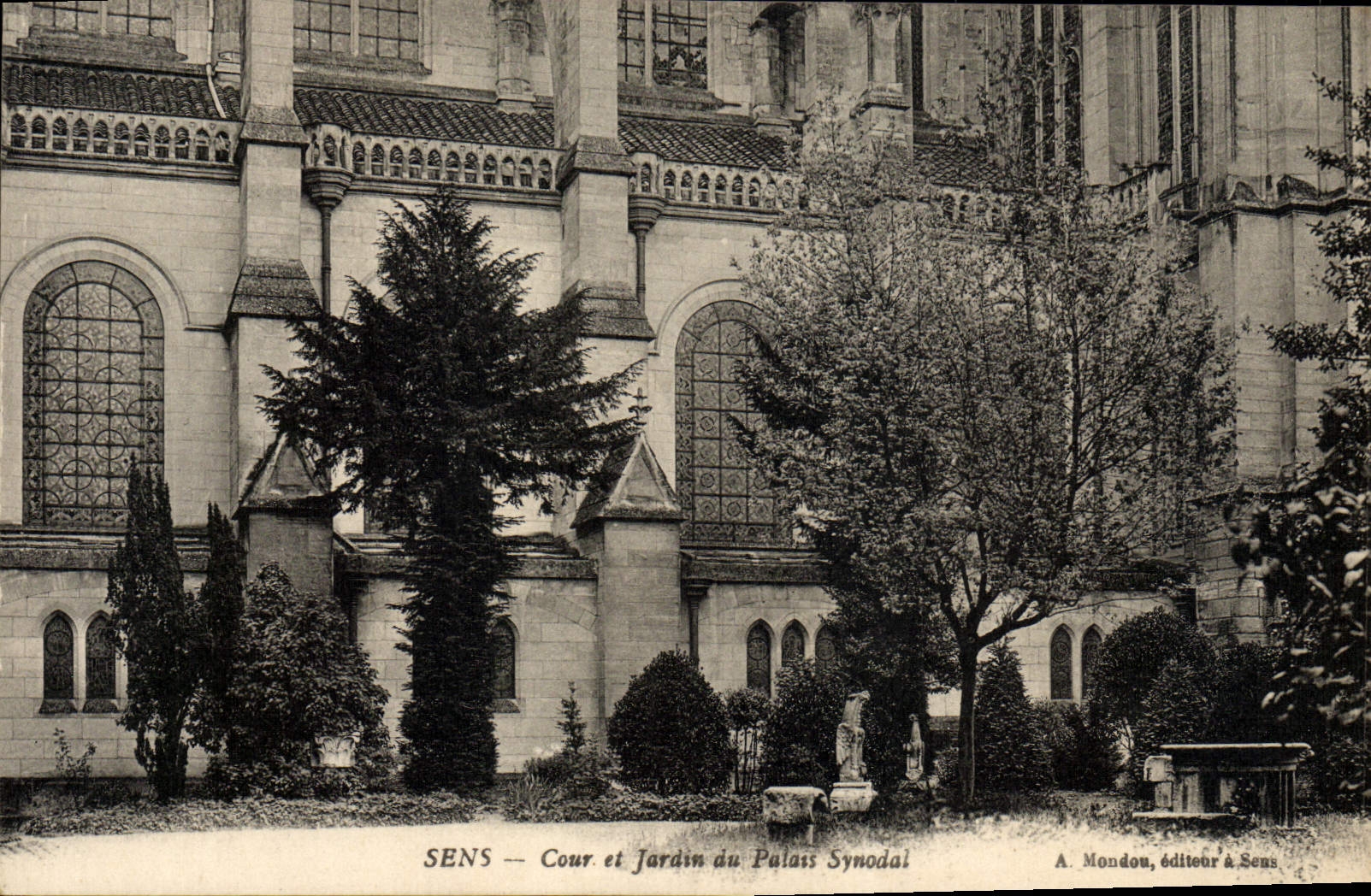 CPA Sens Cour et Jardin du Palais Synodal