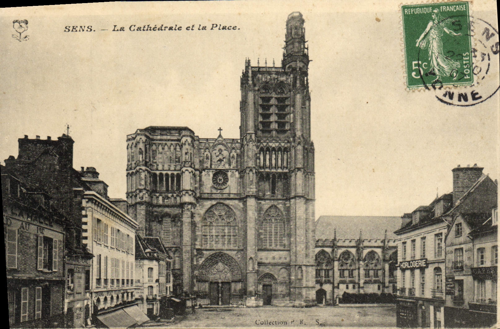 CPA Sens La Cathedrale et la Place