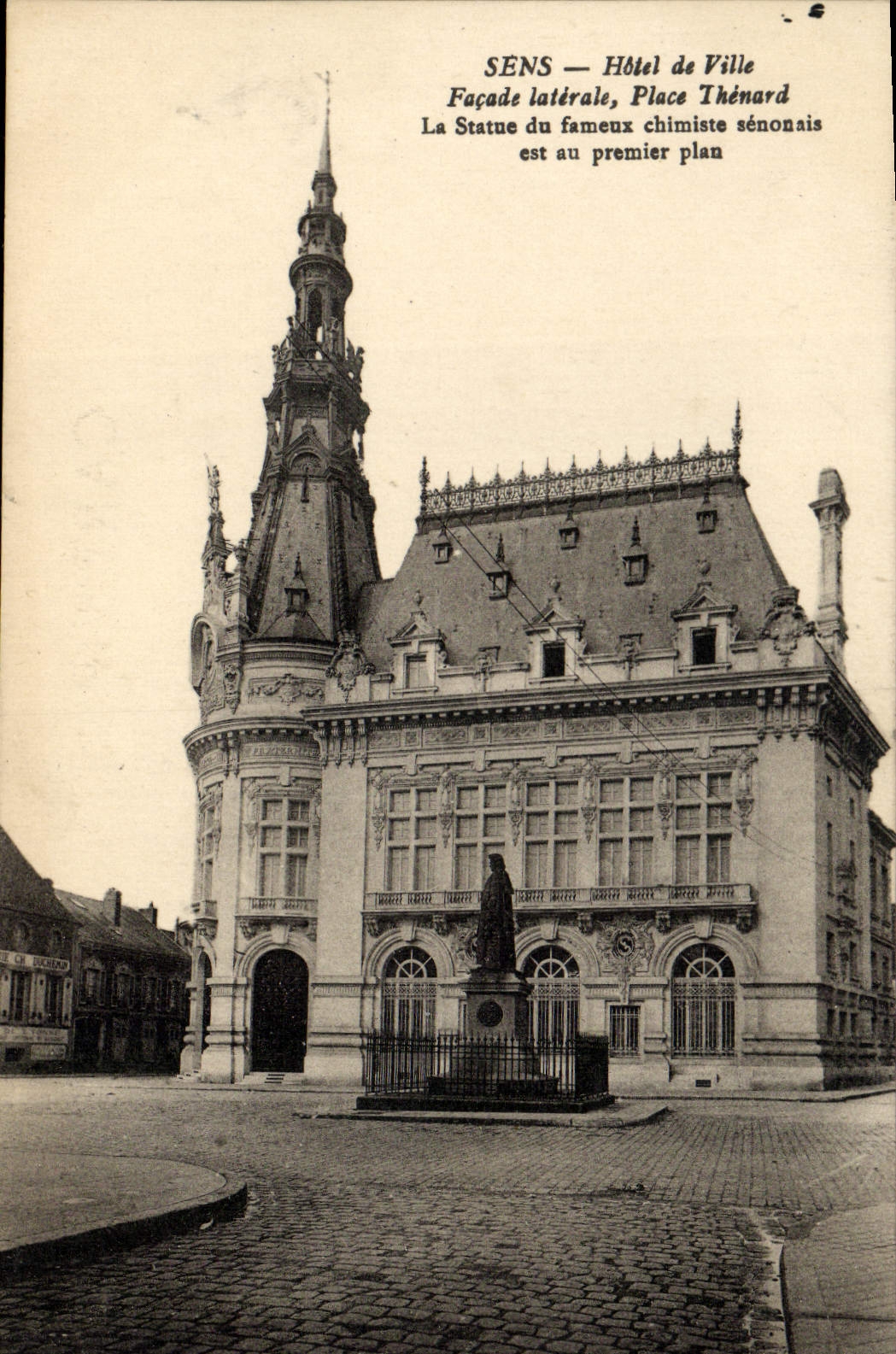 CPA Sens Hotel de Ville Facade laterale Place Thenard La Statue du fameux chimiste senonais est au premier plan