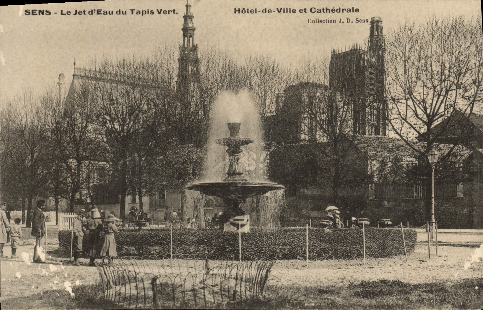 CPA Sens Le Jet d'Eau du Tapis Vert Hotel de Ville et Cathedrale Enfants