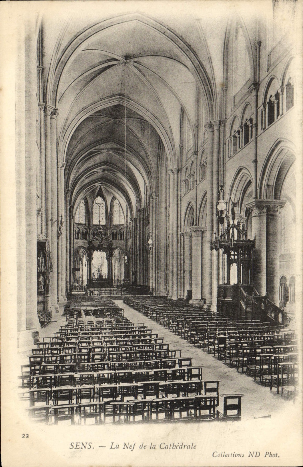 CPA Sens La Nef de la Cathedrale