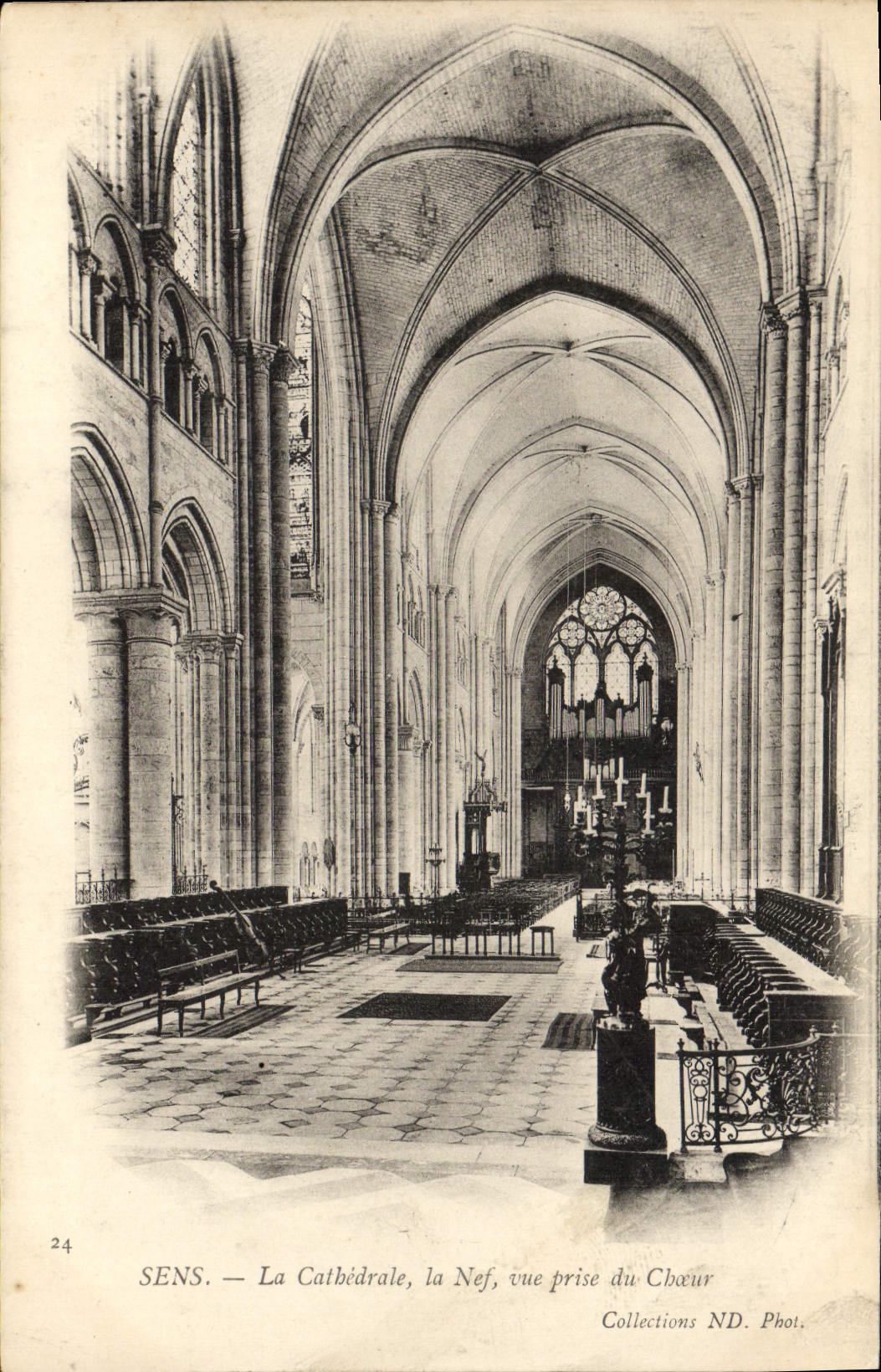 CPA Sens La Cathedrale la Nef vue prise du Choeur