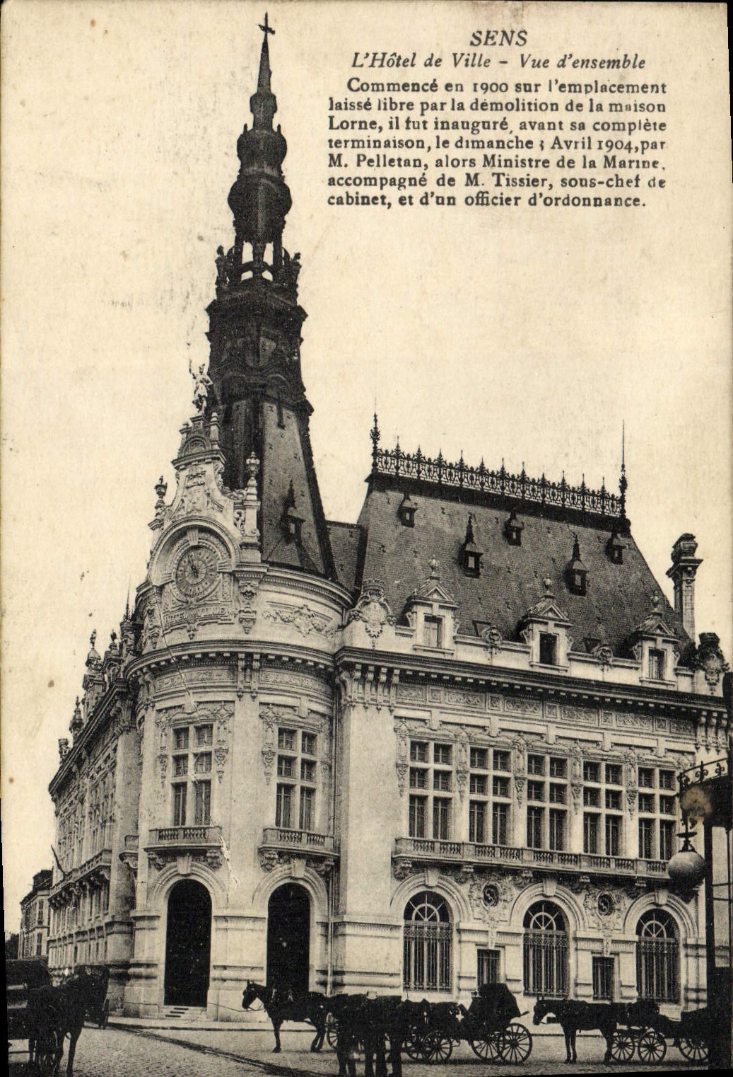 CPA Sens L'Hotel de Ville Vue d'ensemble