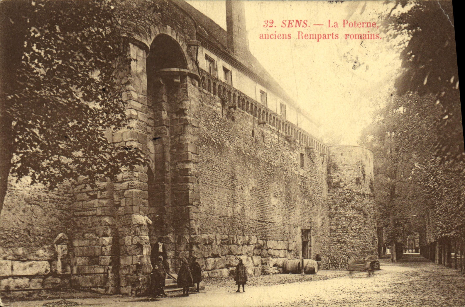 CPA Sens La Poterne anciens Remparts Romains