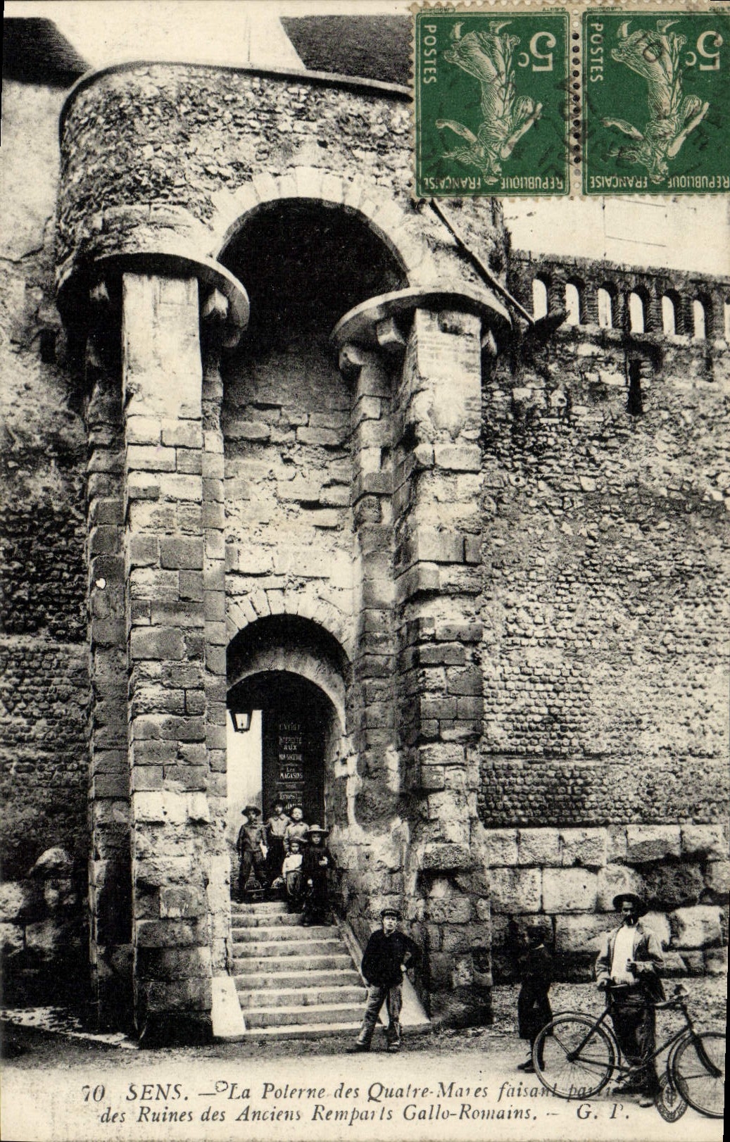 CPA Sens La Poterne des quatre Mares Faisant partie des Ruines des Anciens Remparts Gallo Romains Enfants