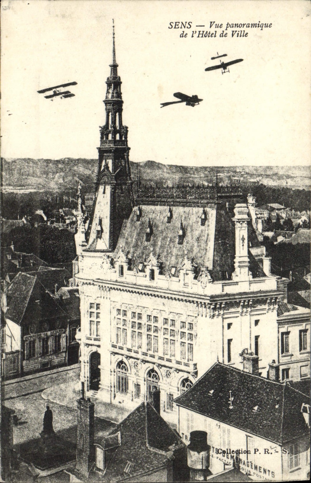 CPA Sens Vue Panoramique de l'Hotel de ville Avions