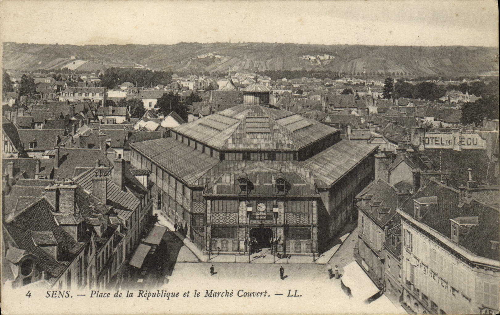 CPA Sens Place de la Republique et le Marche Couvert