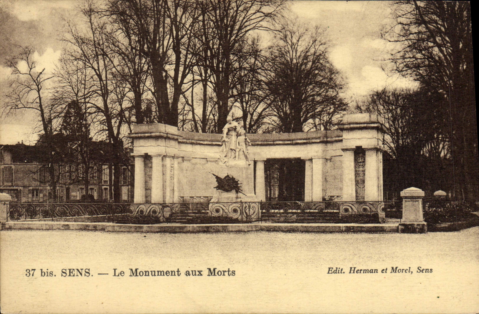 VINTAGE POSTCARD Sens the War memorial Militaria